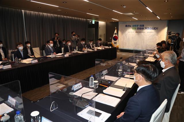지난 15일 서울 여의도 그랜드호텔에서 열린 2022년 국가예산 확보 및 지역현안 추진을 위한 예산정책협의회에서 울산시 관계자와 지역 국회의원들이 회의하고 있다.울산시 제공