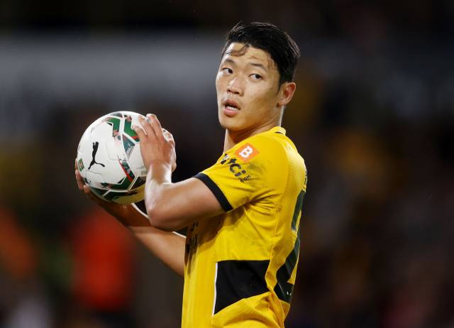 울버햄프턴 황희찬이 리그컵 3라운드 토트넘전에서 공을 들고 승부차기를 준비하고 있다. /울버햄프턴=로이터연합뉴스