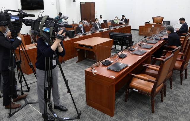 23일 오후 국회에서 열린 언론중재법 여야협의체 9차 회의 참석자들이 자리에 앉아 있다. /국회사진기자단