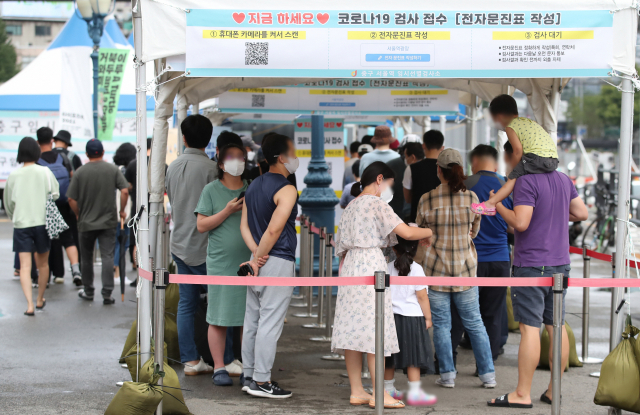지난 22일 서울 중구 서울역 광장 임시 선별검사소에서 귀경객들이 코로나19 검사를 기다리고 있다./연합뉴스