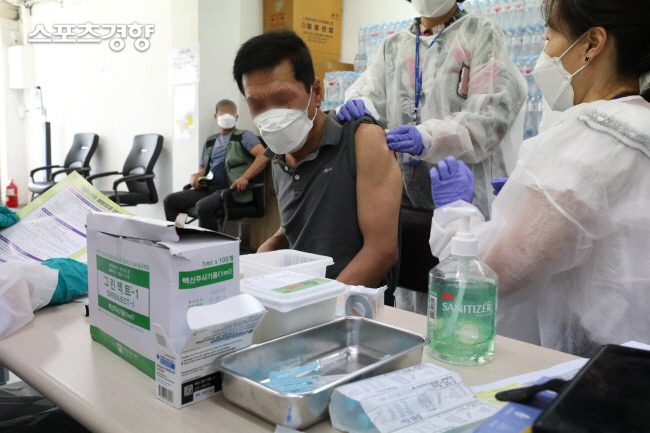 서울 영등포 대림동 보건소에서 10일 쪽방촌 거주자를 대상으로 찾아가는 백신 접종센터를 운영한다. 주민들이 얀센 백신을 접종 받고 있다. |한수빈 기자