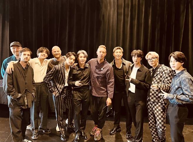 BTS and Coldplay met again.The appearance of Coldplay members such as Cristiano Ronaldo Martin Scorsese in improved Korean traditional clothing caught the eyes of the world.BTS released a photo of seven members on the official SNS on the 23rd with the article My Universe Crew! + Improvement Hanbok along with Cold Plays Cristiano Ronaldo Martin Scorsese, Johnny Buckland, Will Champion and Guy Berryman.Coldplay also released the same photo on its official account and received the attention of fans with hearts.It is the improvement of Korean traditional clothing that Coldplay members wear with the appearance of those who share friendship with their shoulders.The purple life of Cristiano Ronaldo Martin Scorsese reminds us of the Korean traditional clothing that BTS government used to wear in the past.The new song My Universe, which BTS and Coldplay collaborated on, was released at 1 pm on the 23rd.The song, written and written by both teams together, will be featured on Coldplay Regulars ninth album, Music Of The Spheres (Music of the Spears), which will be premiered prior to its release.