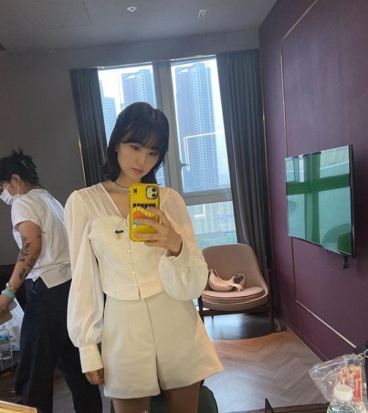 Actor Park Ha-sun reveals daily lifeOn the 23rd, Park Ha-sun posted a picture on his SNS with an article entitled It was fun.In the photo, Park Ha-sun has a single-haired, half-packed style with bangs, a white blouse, and shorts, and contains his appearance in the waiting room mirror on his cell phone.Especially, it combines a small face with a clear eye and a hair style, which makes the beauty and refreshing charm more prominent during Park Ha-sun.Despite being a mother of a child, the slim body without any fuss surprised the fans.Park Ha-sun then promoted his program, adding, The next Wednesday is 10:30 Bryde Sams Club.Actor Park Sol-mi praised Park Ha-suns beauty, leaving a comment saying Yesterday was also pretty.The netizens also responded that wedding and hair makeup are so beautiful, My sister is really funny, I am expecting tomorrow and I think it is in my early 30s.Park Ha-sun has one daughter with Actor Ryu Soo-young in 2017 and marriage.Currently, SBS Power FM Park Ha-suns Cine Town is underway, MBC Drama Black Sun and JTBC entertainment Bride X Sams Club are appearing.