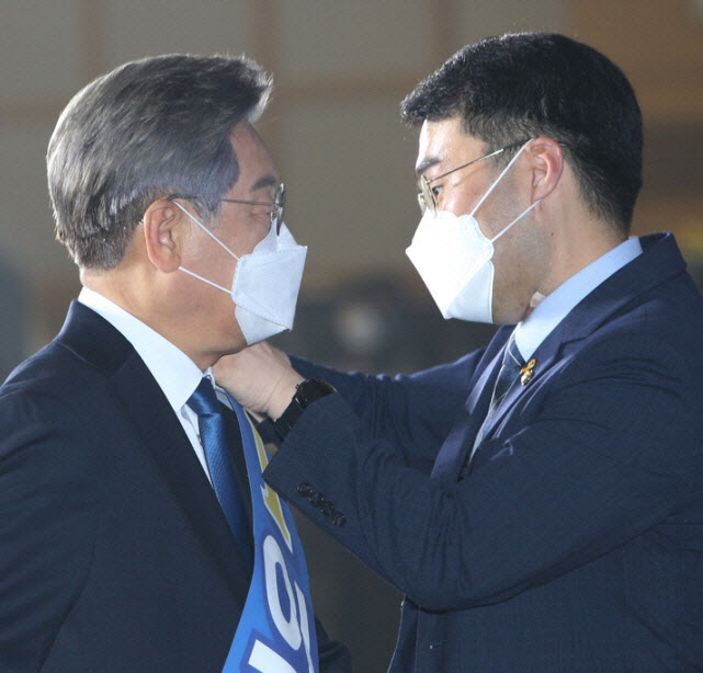 이재명 경기도지사(왼)와 김남국 더불어민주당 의원. (사진=뉴시스)
