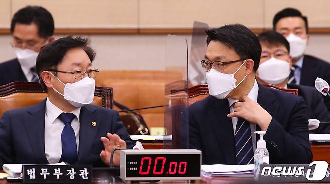 박범계 법무부 장관(왼쪽)과 김진욱 고위공직자범죄수사처장. 2021.3.16/뉴스1 © News1 박세연 기자