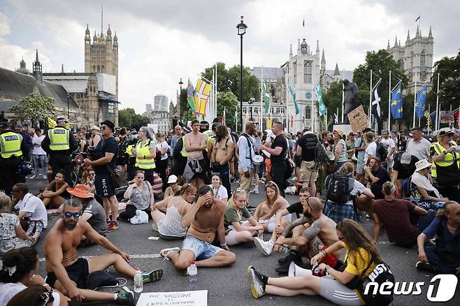19일(현지시간) 런던 의회 광장에서 백신 접종 반대 시민들이 항의시위를 하고 있다. © AFP=뉴스1 © News1 우동명 기자