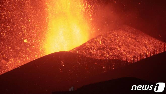 23일(현지시간) 스페인 카나리아제도 라팔마 섬에 있는 쿰브레 비에호 화산이 폭발해 용암이 솟아오르고 있다. © AFP=뉴스1 © News1 우동명 기자