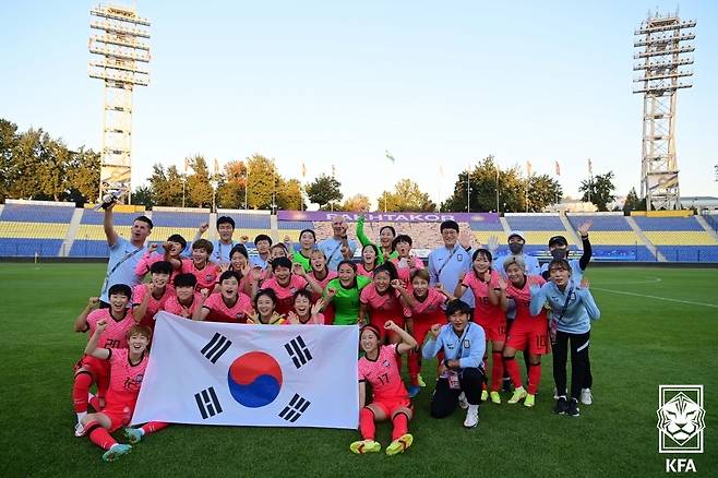 한국 여자축구 대표팀이 우즈베키스탄을 꺾고 아시안컵 본선에 진출했다.(대한축구협회 제공)© 뉴스1