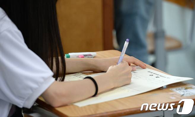 국가수준 학업성취도평가를 치르는 고등학교 2학년 학생. /뉴스1 © News1 오장환 기자