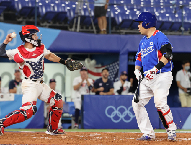 지난 7월 31일 일본 요코하마 스타디움에서 열린 도쿄올림픽 야구 한국과 미국의 경기. 양의지(오른쪽)가 풀카운트에서 볼로 생각한 공이 스트라이크 판정을 받자 아쉬워하고 있다. 요코하마 | 연합뉴스