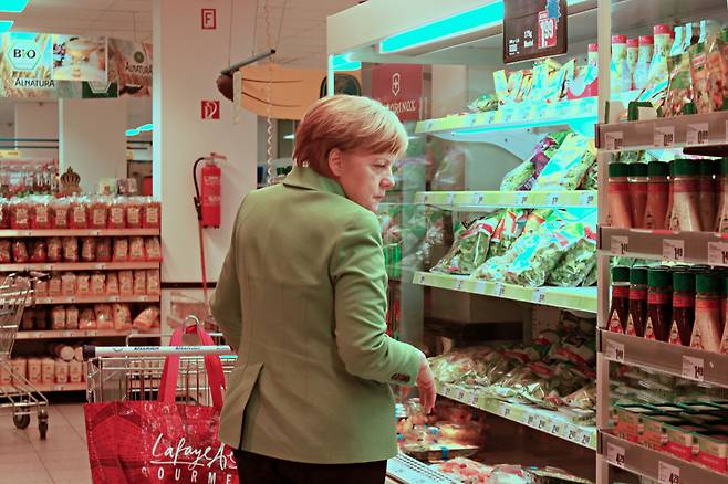 지난 2015년 4월 30일 앙겔라 메르켈 독일 총리가 베를린 단골 수퍼마켓에서 샐러드용 채소를 고르고 있다. /한경진 기자