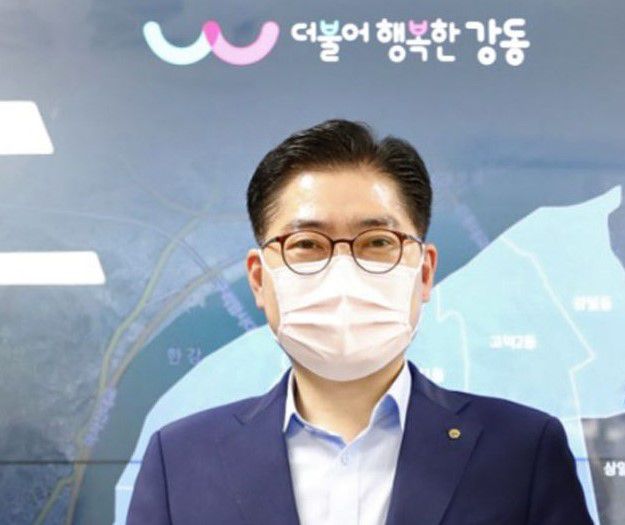 지난 7월 구청행사에 참석한 이정훈 강동구청장. /연합뉴스