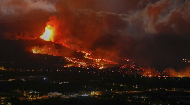 20일 스페인 카나리아스의 라 팔마 섬 엘패소 근처 화산에서 괭음과 함께 용암이 분출되고 있다. AP=뉴시스