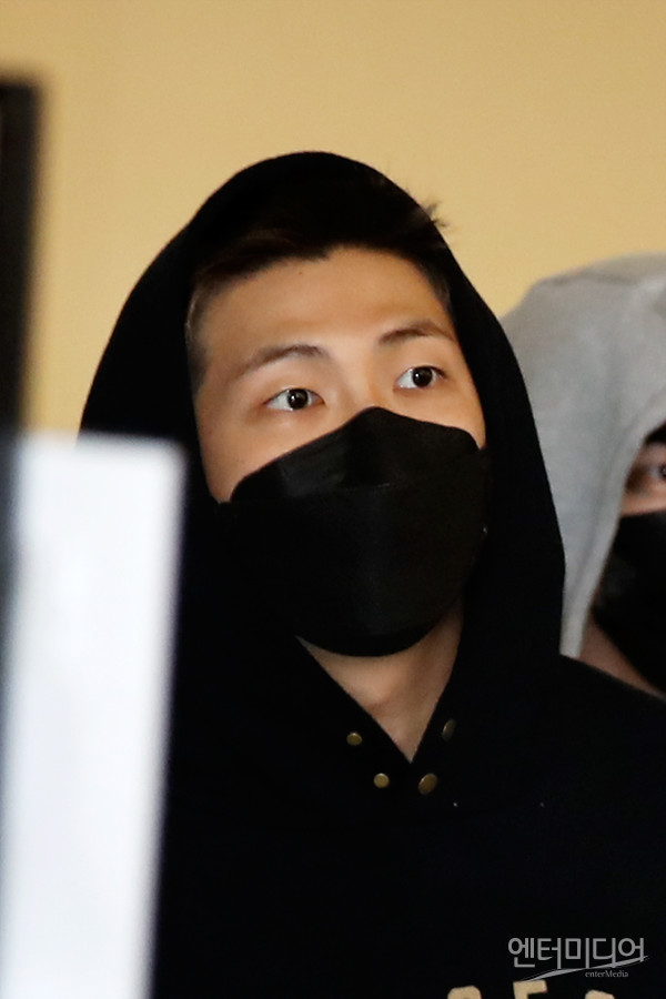 Singer BTS (BTS) RM arrives after completing the U.S. schedule through Incheon International Airport Terminal 2 on the morning of the 24th.