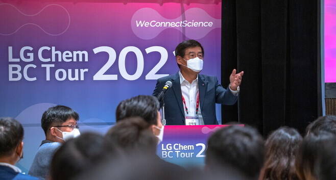 Shin Hak-cheol, CEO of LG Chem, delivers welcoming remarks at a hiring fair held in the US on Sept. 17. (provided by LG Chem)