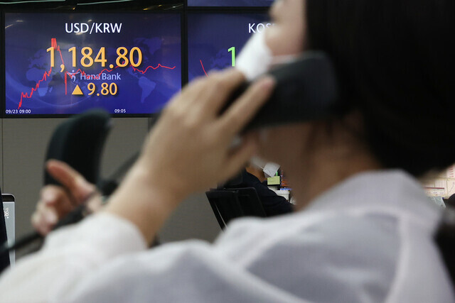 Screens show the dollar-to-won exchange rate in the exchange dealing room at Hana Bank’s headquarters in Seoul.(Yonhap News)