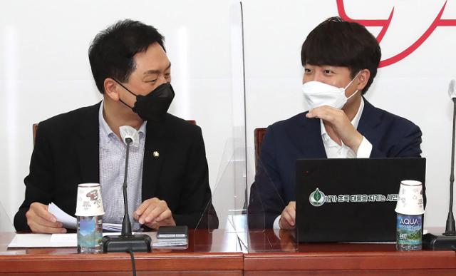 이준석(오른쪽) 국민의힘 대표와 김기현 원내대표가 지난 16일 국회에서 열린 최고위원회의에서 대화를 나누고 있는 모습. 뉴스1