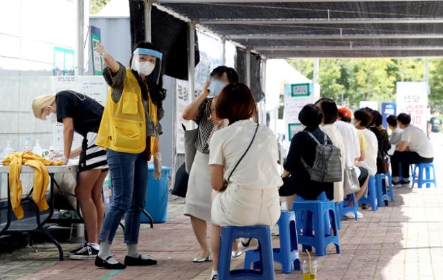 24일 오전 서울 마포구 서강대역 광장 임시선별검사소에서 시민들이 코로나19 검사를 받기 위해 줄 서 있다. 뉴시스