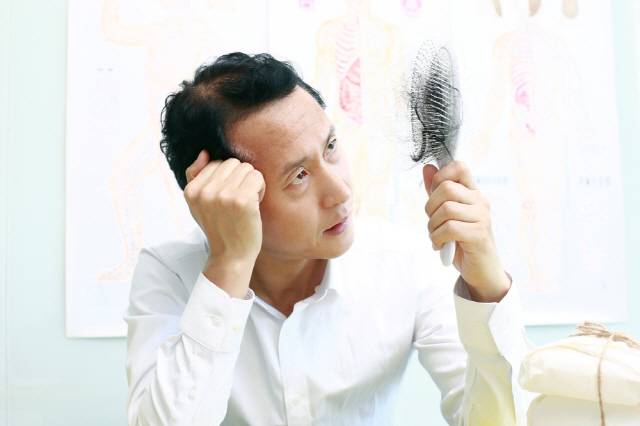 빗으로 머리를 잘못 두드리면 오히려 탈모가 악화될 수 있다./클립아트코리아