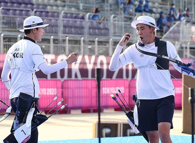 도쿄올림픽 혼성전에 나선 김제덕(오른쪽)과 안산. [연합뉴스]
