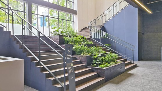 견본주택 폐기물을 줄이는 ‘에코에디션 프로젝트’가 진행된 대구 달서구 본리동 ‘달서 SK뷰’ 견본주택 내부 계단 모습.