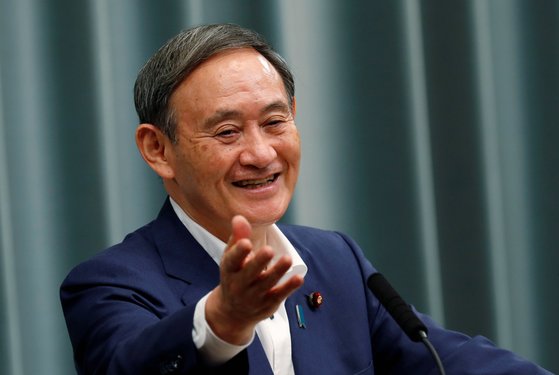 스가 요시히데 일본 총리가 지난 14일 기자회견에서 웃으며 질문에 답하고 있다. [로이터=연합뉴스]