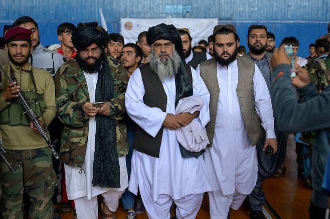 아흐마드 루스탐자이 체육위원장(가운데)이 지난 14일 카불에서 체육행사에 참석하고 있다. AFP=연합뉴스