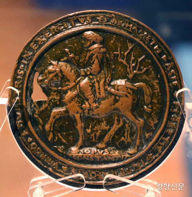 코스탄초 다 페라라가 제작한 메흐메트 2세의 초상메달의 뒷면. 도서출판 길 제공