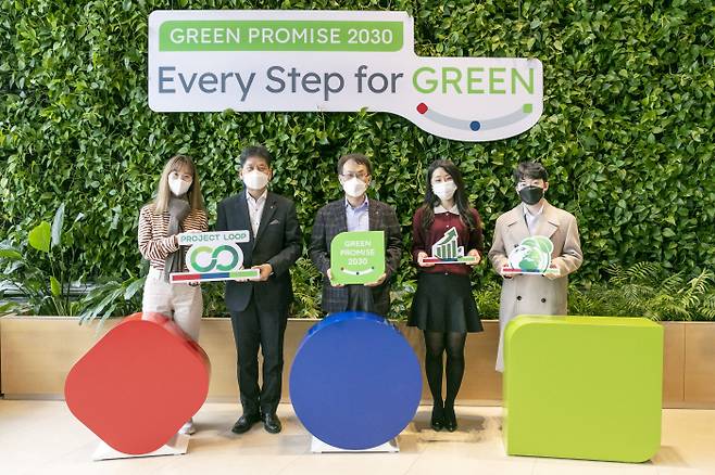 김교현 롯데케미칼 대표이사(왼쪽 세번째)는 지난 2월 친환경 사업으로 매출 6조원을 달성하고 탄소중립 성장을 추진하는 내용의 친환경 전략 `그린프로미스 2030`을 발표했다. [사진 제공 = 롯데케미칼]