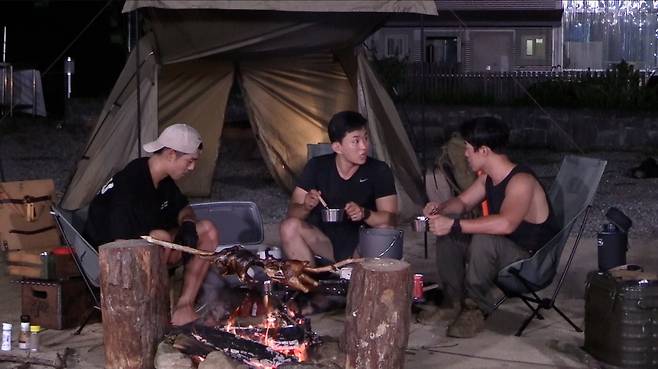 Choi Young-jae, Lee Jin-bong and Kim Hyun-dong laughed unexpectedly during the Wildlife Camping.In JTBC Where Im Going Back to - Liberation Town (hereinafter referred to as Liberation Town), which is broadcasted at 11 pm on September 24, Choi Young-jae enjoys liberation by enjoying Special Warrior junior Lee Jin-bong, Kim Hyun-dong and Wildlife Camping.Choi Young-jae, who visited the liberation town, went to Camping, where he met with his favorite special warrior juniors, Lee Jin-bong and Kim Hyun-dong.The three began full-scale camping, starting with the Tent hit, but unlike the three peoples full motivation, Tent continued to collapse and did not even look like it.Residents who watched this in the recording studio expected that three Special Warriors would play Tent as a man, but they were greatly disappointed and laughed.Choi Young-jae, who was also embarrassed by the continued failure, laughed at the back, adding that he did not play such a state-of-the-art Tent in the army.In the end, Huh Jae laughed at the suggestion, What is it taking three hours to hit the tent? Did the three people finish the tent hit safely?The three Special Warriors then suddenly entered the fitness battle, starting with a firewood rout.Kim Hyun-dong, the youngest runner, revealed his angry muscles by breaking the rest of the prize, and Choi Young-jae and Lee Jin-bong showed their sincerity in their own way.Choi Young-jae was nervous about the game and said, I took 30kg of the army and took the top of the mountain.Lee Jin-bong did not hide the absurdity, saying, Is it the first rice tournament?In addition, the three people showed up on the sand floor, push-up Battle, thigh wrestling, and started a full-scale physical fitness.The winner of Physical Battle, with Special Warriors pride, is revealed on air.