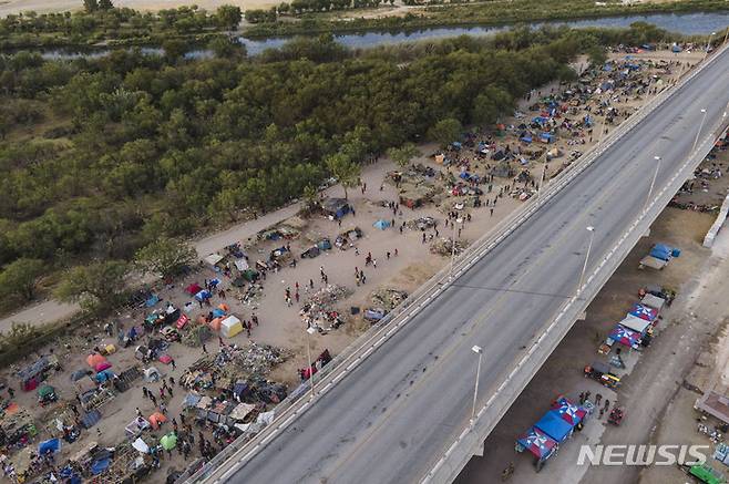 [텍사스(미국)=AP/뉴시스] 지난 21일(현지시간) 미국 텍사스 델 리오 다리 밑에 아이티 이주민들이 머무는 난민촌이 보이고 있다. 2021.09.24.