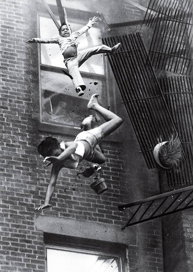 1976년 보스턴의 화재 현장에서 외벽 비상계단이 무너지는 모습을 촬영한 스탠리 포먼의 사진 ‘비상계단의 붕괴’.
