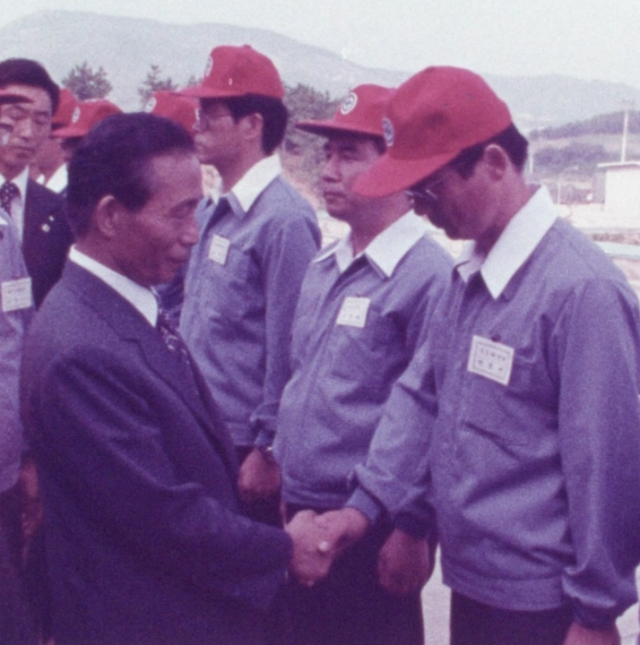 지난 1978년 백곰 시연 뒤 박정희 대통령이 ADD 연구원들을 격려하고 있다.
