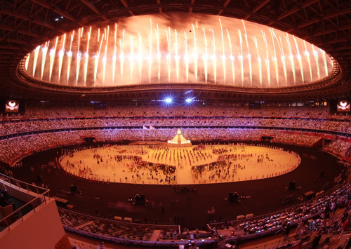 일본 도쿄 신주쿠 국립경기장에서 2020 도쿄올림픽 개막식 모습. 연합뉴스