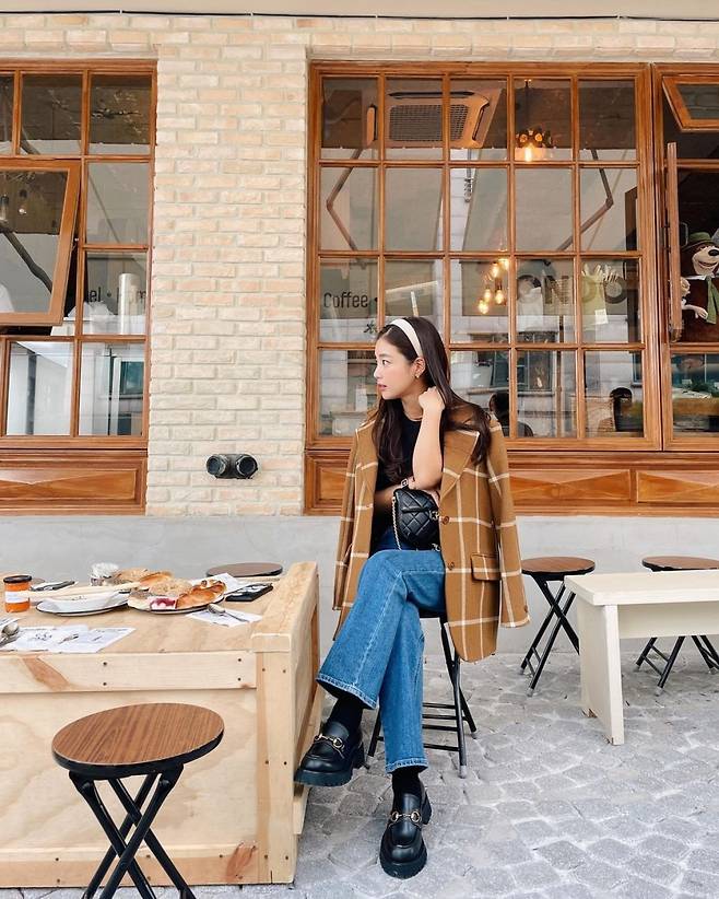 Actor Ki Eun-se shared a routine full of European feelings.On the 23rd, Ki Eun-se posted several photos on his SNS with an article entitled I went to London and ate a bagel.The photo shows Ki Eun-se enjoying bagels and drinks in a Cafe with a European atmosphere. He made a full autumn atmosphere with a beige check jacket and jeans.Here, I completed the style with Cs luxury bag.Ki Eun-se said, I feel like Ive been to England. The background in the photo seems to be in Bukchon, Jongno-gu, Seoul.Broadcaster Choi hit the Like button to express sympathy, and the netizens also praised Ki Eun-ses fashion sense in response to style and clean.Meanwhile, Ki Eun-se married a 12-year-old American Businessman in 2012, appearing in the recently-end SBS drama Rocket Boys.