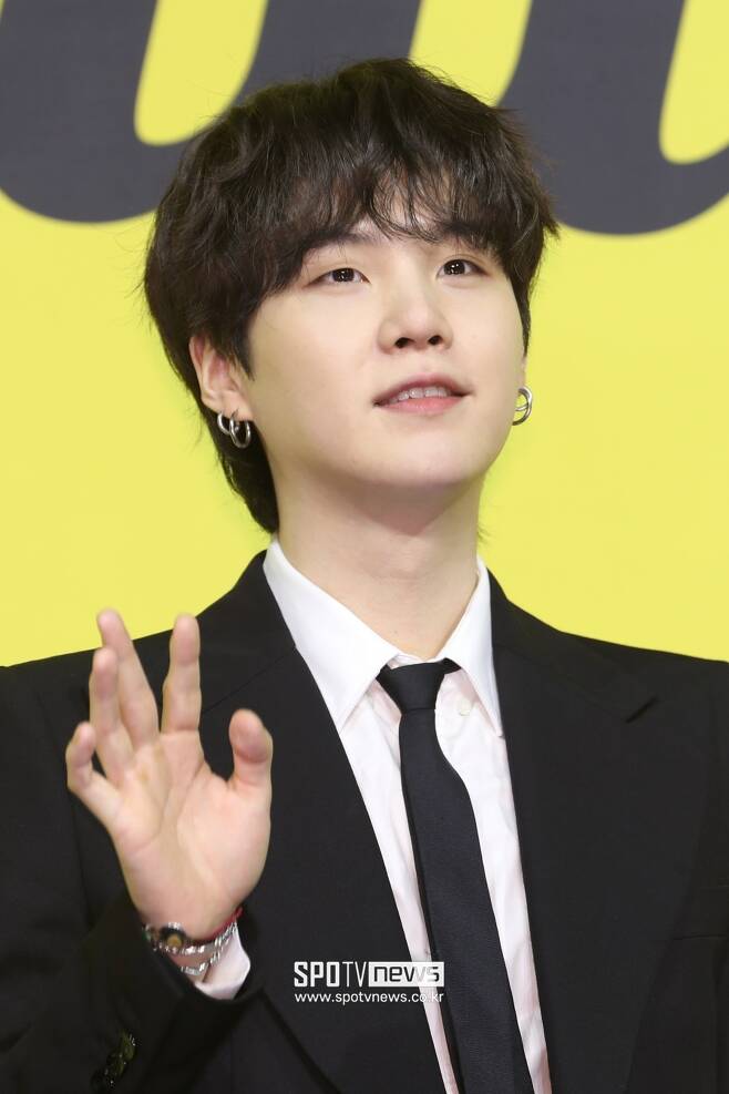 BTS Suga gave a stinging step to the crooked viewers regarding his speech at the United Nations General Assembly.Suga said, I have a lot of words about What are you doing there because you are a singer?Weve also been speaking to promote and promote the Sustainable Development Goals (SDGs). We dont have to wear glasses too much, we know all about it and weve gone to that role, he said.He also mentioned that the number of viewers who relayed the United Nations General Assembly at the time was high due to BTS.Suga said, People have limited ratings for the United Nations General Assembly, and the number of views has increased as we attended.If you have seen a lot of people, I think you have done our part, he said.Indeed, according to the New York City Times and Washington Poster, more than a million people watched in real time the scene BTS spoke at the United Nations General Assembly at the time.Suga appears to have explained the positive impact of BTS on this.Earlier, BTS spoke about young people and future generations at the opening session of the 76th United Nations General Assembly SEK event, Sustainable Development Goals (SDG) Moment held in the United States on the 20th, and introduced stories of young people who are trying to live healthier in Only.BTS, which will speak at United Nations for the third time this year following 2018 and 2020, has now acted as a messenger to convey the voices of future generations to all Worlds.Following the speech, he also performed the song Permission to Dance, which was released on July 9, starting at the United Nations General Assembly meeting hall, followed by the lobby of the General Assembly, the entrance to the Government building, and the grass plaza.Foreign media such as the New York City Times, Washington Post, Billboards, Mashable, Rolling Stone, Variety, and Teen Vogue focused on BTSs United Nations General Assembly speech and performance.President Moon Jae-in, who appointed BTS as SEK envoy, said, BTS is the best artist and has conveyed a message of sympathy and hope to young people in World suffering from Only.
