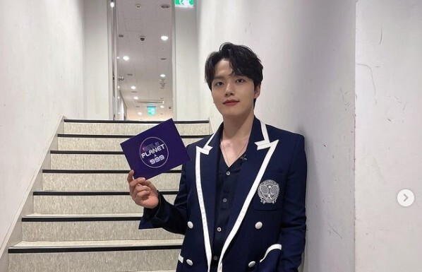 Actor Yeo Jin-goo encouraged his soul catch the premiere of his program with a piece visual.Yeo Jin-goo said on his Instagram on the 24th, Tonight at 8:20 pm Girls Planet 999 Second Survivor Presentation Ceremony is held!I would like to ask you to watch a lot of pictures. The photo shows Yeo Jin-goo posing with a masculine suit fit.In the shot of the thrill catch the premiere of the beautiful Yeo Jin-goo, the fans responded that they were really handsome, cool and Should catch the premiere today.On the other hand, Yeo Jin-goo is working as an MC in Mnet Girls Planet 999 Girls Daejeon and is meeting with fans.