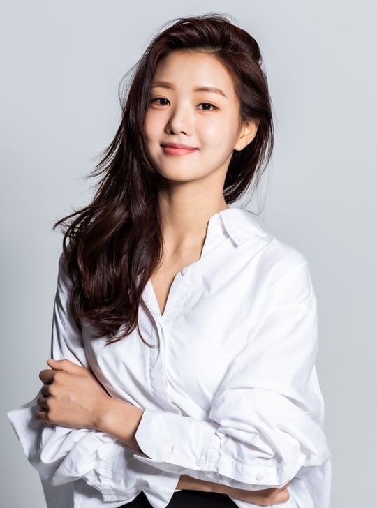 Actor Lee Se-hee, a new artist with no name, no face, broke through the 500-1 competition rate and took the KBS2 WeekendDrama lead role.It is the first time since his debut in 2016, and he is interested in whether he can emerge as a new Cinderella in the house theater.Gentleman and young lady, which will be broadcasted on the 25th, is a drama about the turbulent story that happens when Gentleman and young lady meet to fulfill their responsibilities and happiness in the follow-up to OK photon.Lee Se-hee will play the role of a poor but bright and strong-minded resident tutor, Park Dan-dan, and will draw a romance with Ji Hyun Woo, a father of three children.For the public, the name of Actor Lee Se-hee is inevitable.He has appeared mainly in web dramas such as Fall Next Spring, Phone Wibok, Dessert Day, Dirty Love Story, Yeonnam-dong Kiss Shin, and in movies such as Youth Police, Dogs, Midnight, Drama If You Think Youre Talking to Her, Imong Because I hit.It is TVN Mokyo Drama Sweet Doctors Season 2 (hereinafter referred to as Sweet Doctors 2) that the public remembers Lee Se-hees face.This is an emergency medicine fellow who showed interest in Yang Jung-won (Yoo Yeon-seok), who is dating Jang Winter (Shin Hyun-bin).In Lee Se-hee in Seului-saeng 2, Jang So-ye grabbed Yang Jung-won, who met him in the hospital hallway, and asked him to buy coffee, but handed him a nameplate and laughed at the stabilizer who was hitting the wall with his embarrassed eyes.He also handed an umbrella to Yang Seok-hyung (Kim Dae-myung) and Yang Seok-hyungs ex-wife Yoon Shin-hye (Park Ji-yeon) saying that there is a lot of snow.While caring for the patient meticulously, he played a role as a new Stiller with his unique bright charm and wrong conversation.He was chosen as the heroine who will lead the 50-part long journey. The pressure will be great as the expectation of fresh face increases.Lee Se-hee said, At first, Dandan auditioned as a cousin brother, and when I came to the second audition, it was the main character. I was able to audition easily because I was thinking about writing a new person like me.I did not believe it after receiving the pass call. I will work hard so that I will not be a part of the work until the end. Ji Hyun Woo also expressed his expectation about breathing with Lee Se-hee, saying, It is the first Main actor, so it seems to show unfinished real, charms coming from unfamiliar.This unconventional casting is a double-edged sword for Lee Se-hee.It is a WeekendDrama that guarantees ratings, so it can be a good opportunity to announce the name Lee Se-hee, but it is because it has to be evaluated coldly among the actors who are so called.It is noteworthy that Lee Se-hee, who has been pierced by the high competition rate, will show stable acting ability and romance chemistry and will be reborn as a 2021 rising star.