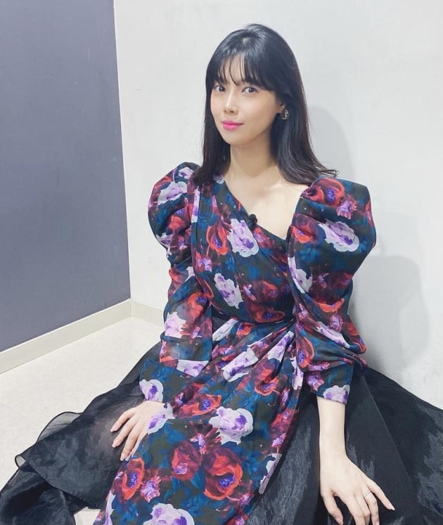 Singer and musical actor Bae Da-hye showed off her beauty.Bae Da Hae wrote on his Instagram on the 25th, Todays Endless Mary Shelley Team. Hi. # Endless Masterpiece #Musical Mary Shelley #Bae Da Hae # Park Gyu-won #Giver.Expect emotional actor Park Gyu-wons personal hard carry, Bae Da Hae wrote in a photo posted together, wearing a puff sleeve dress with a colorful pattern.The elegant and sophisticated charm of Bae Da Hae catches the eye.Born in 1983, Bae Da Hae made his debut as a member of Vanilla Lucy and graduated from Yonsei University.Peppertones Lee Jang-won, born in 1981, is about to marriage.Peppertones is a male two-member band and production unit consisting of Shin Jae-pyeong and Lee Jang-won, and the two are from Club Computer Department.