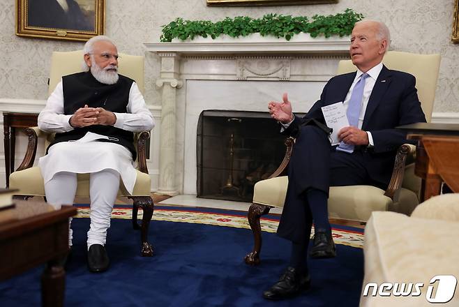 24일 백악관에서 만난 나렌드라 모디 인도 총리(왼쪽)와 조 바이든 미국 대통령. © 로이터=뉴스1