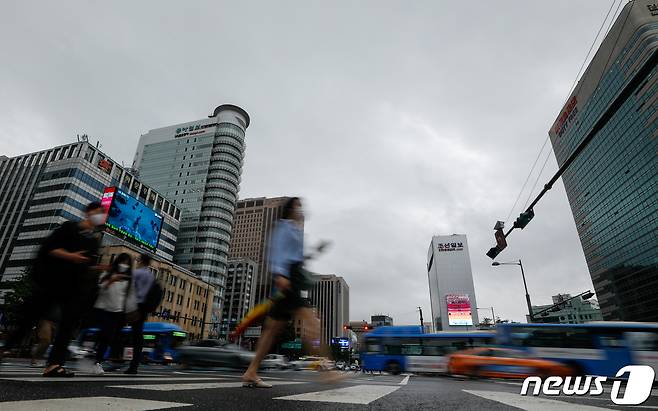 서울 종로구 광화문 네거리에서 바라본 하늘에 먹구름이 깔려있다. 2021.8.24/뉴스1 © News1 안은나 기자