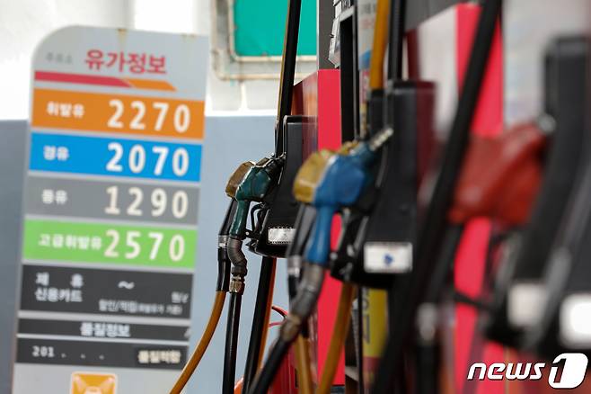 서울 시내의 한 주유소에 기름 판매 가격이 게시돼 있다. 2021.8.13/뉴스1 © News1 이승배 기자