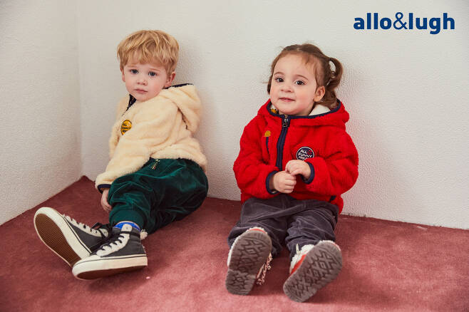 유아동 모델이 알로앤루의 플리스를 착용한 모습.© 뉴스1
