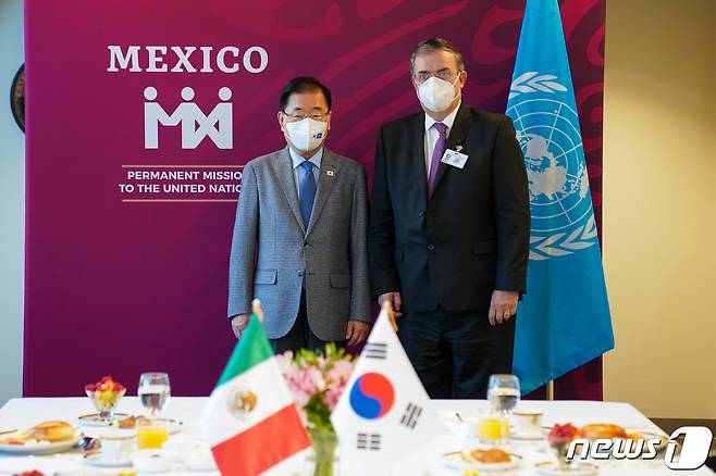 정의용 외교부 장관(왼쪽)과 마르셀도 에브라르드 멕시코 외교장관이 24일(현지시간) 미국 뉴욕에서 열린 조찬 회담에 앞서 기념사진을 찍고 있다. (외교부 제공) © 뉴스1