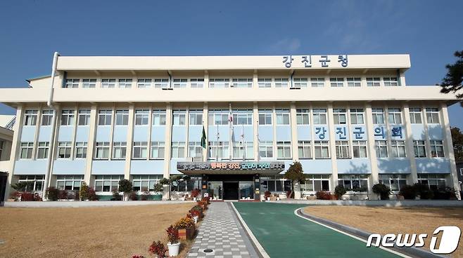 강진군청 전경/뉴스1 © News1