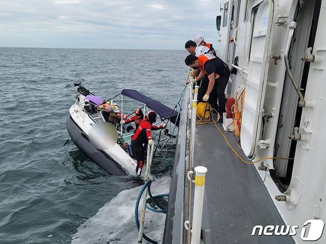 자월도 해상에서 침수되고 있는 레저보트 승선원 4명을 구조하고 있는 해경(인천해양경찰서 제공)2021.9.25/뉴스1 © News1 박아론 기자