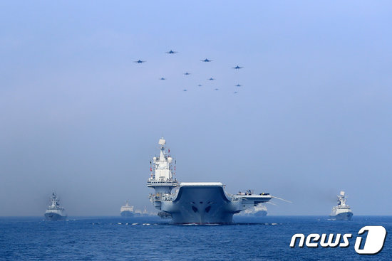 남중국해에서  2021년 4월 기동훈련 중인 중국 해군. 모습 © 로이터=뉴스1 자료 사진