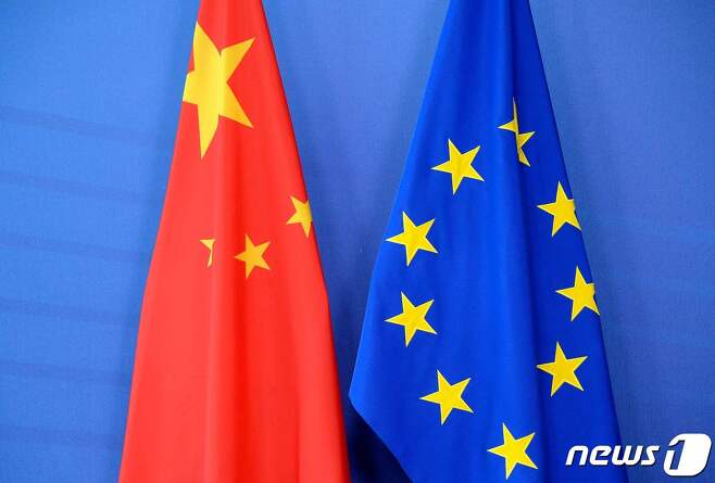 중국 오성홍기와 유럽연합(EU)기. © AFP=뉴스1