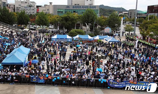 더불어민주당 대선 후보 선출을 위한 광주전남 합동연설회가 열린 25일, 행사장인 광주김대중컨벤션센터 앞에 2000여명의 지지자들이 몰려 열띤 응원전을 펼치고 있다.2021.9.25/뉴스1 © News1 박준배 기자