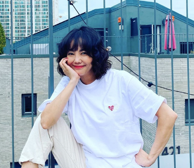 Actor Go Eun-ah flaunted his refreshing Beautiful looksGo Eun-ah posted several photos on her SNS on the 25th, and the photos showed Go Eun-ah sitting on Terrace.Go Eun-ah, who showed off her refreshing fashion with white T-shirt and beige pants, collects her gaze with a refreshing look.In particular, Go Eun-ah, who has her bangs on the date, has attracted attention with her younger Beautiful looks: Go Eun-ahs bright current status stands out.Meanwhile, actor Go Eun-ah was in his new prime with his brother Mir on the YouTube channel Bangane.Go Eun-ah recently stopped working with a skin allergy, but soon announced the recent healthier situation.